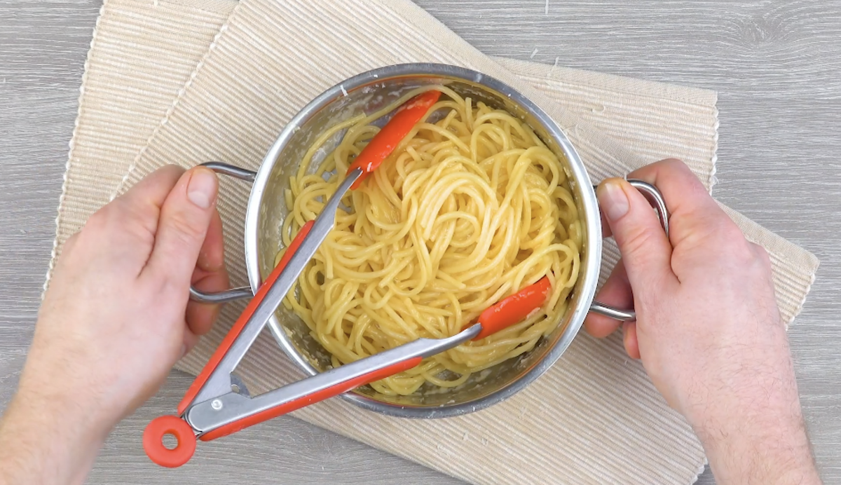 Gekochte Spaghetti im Topf mit Zange darin