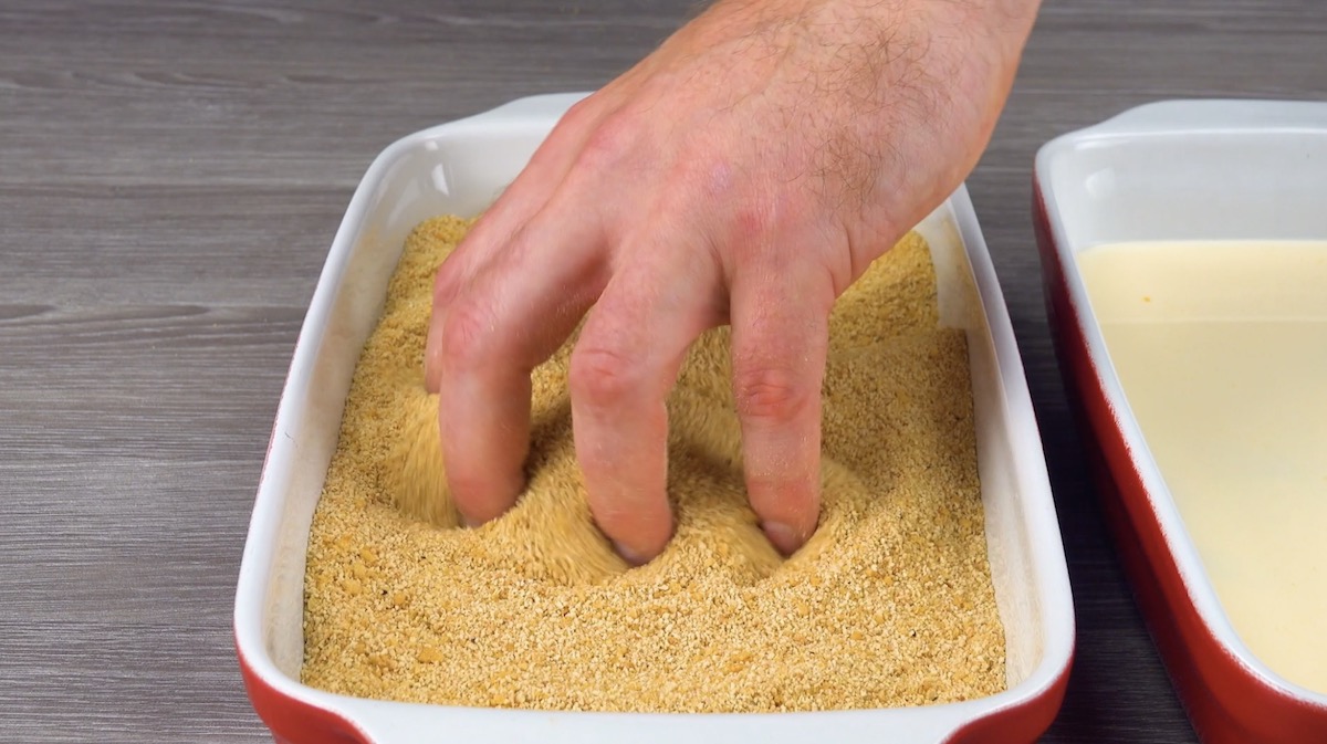 Semmelbrösel werden mit zerkleinerten Cornflakes vermengt