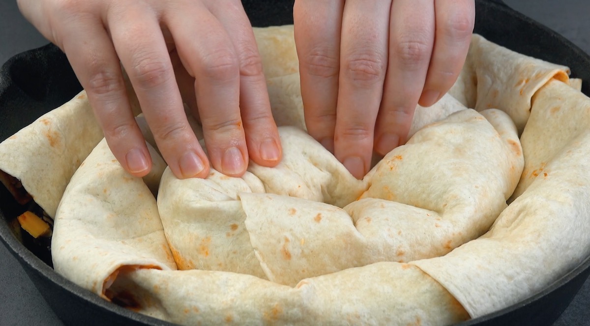 Enchilada, gefüllt mit Hackfleisch, Reis und Kidneybohnen - Leckerschmecker