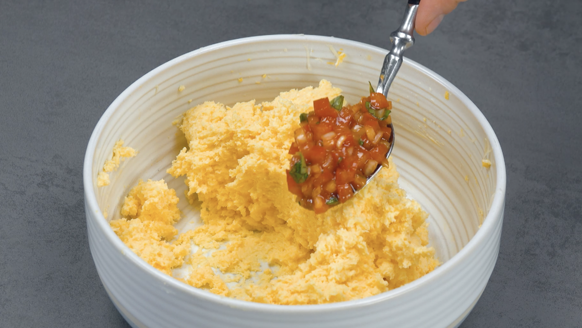 Die Zutaten für Käsefüllung werden in Schüssel vermengt und 1 Esslöffel Tomatensalsa hinzugefügt