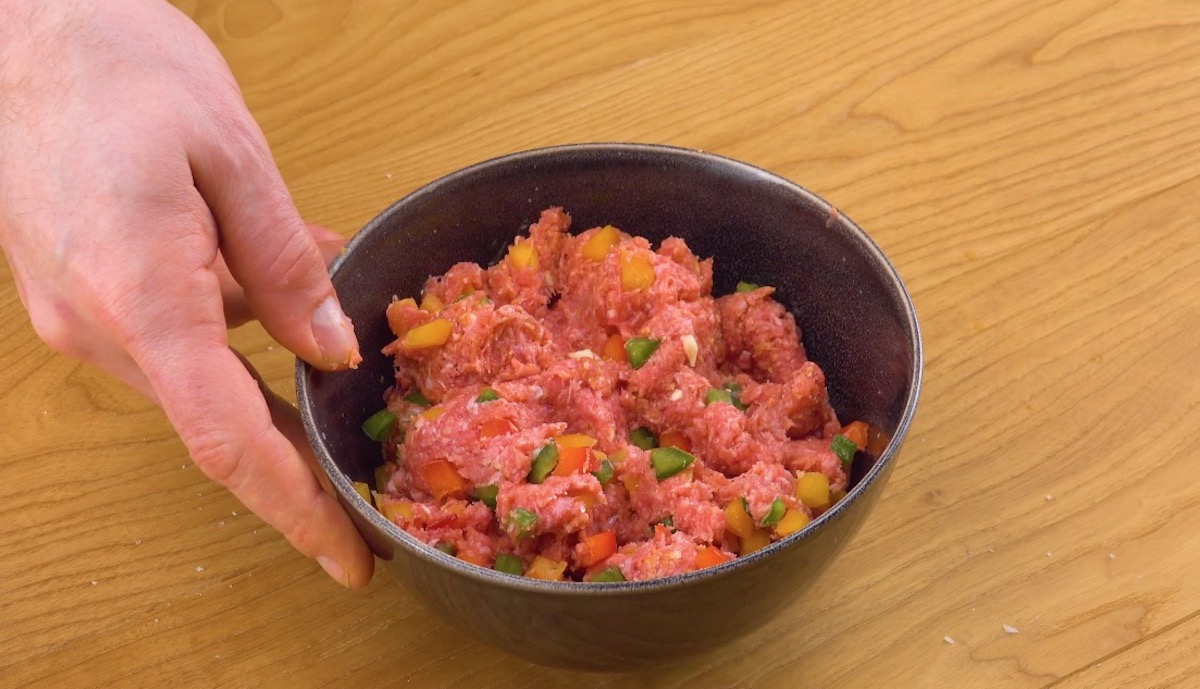 Rohes Hackfleisch mit GewÃ¼rzen und PaprikawÃ¼rfeln in Schale