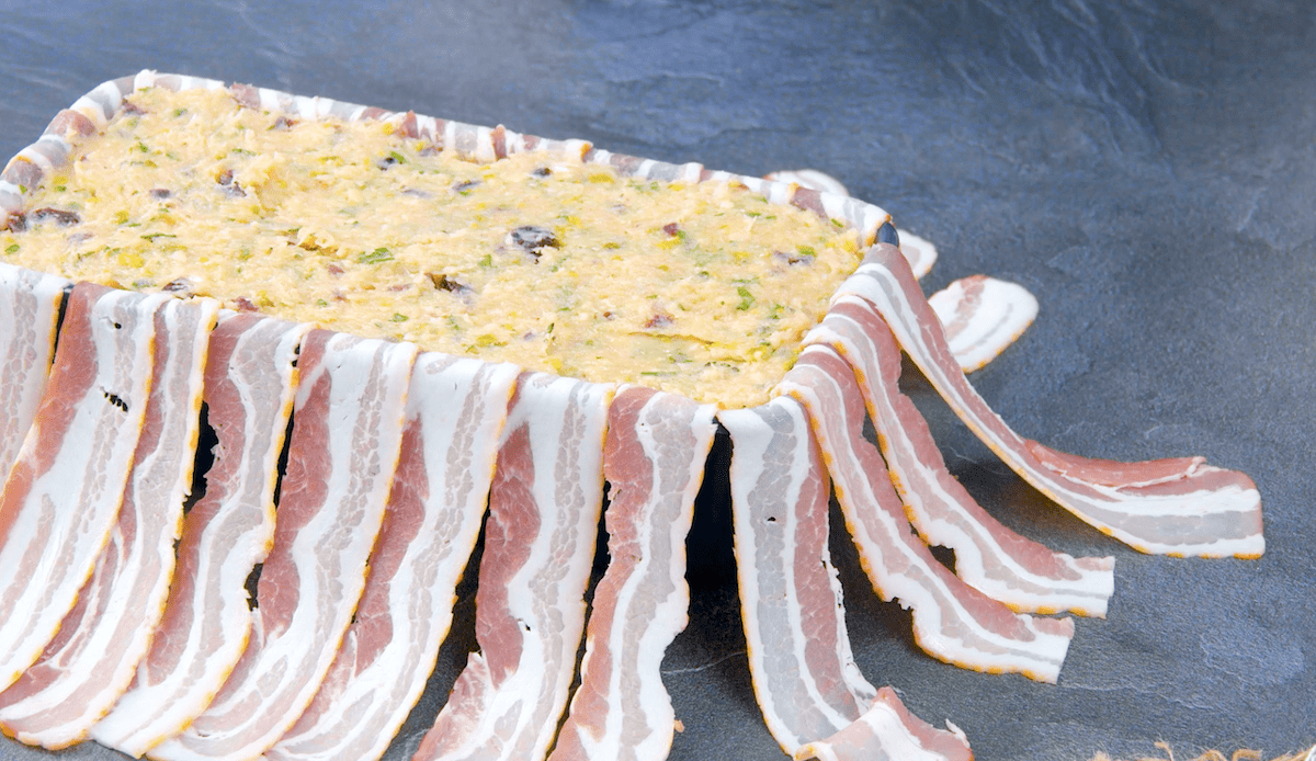 Hackbraten mit Ei im knusprigen Speckmantel - Leckerschmecker