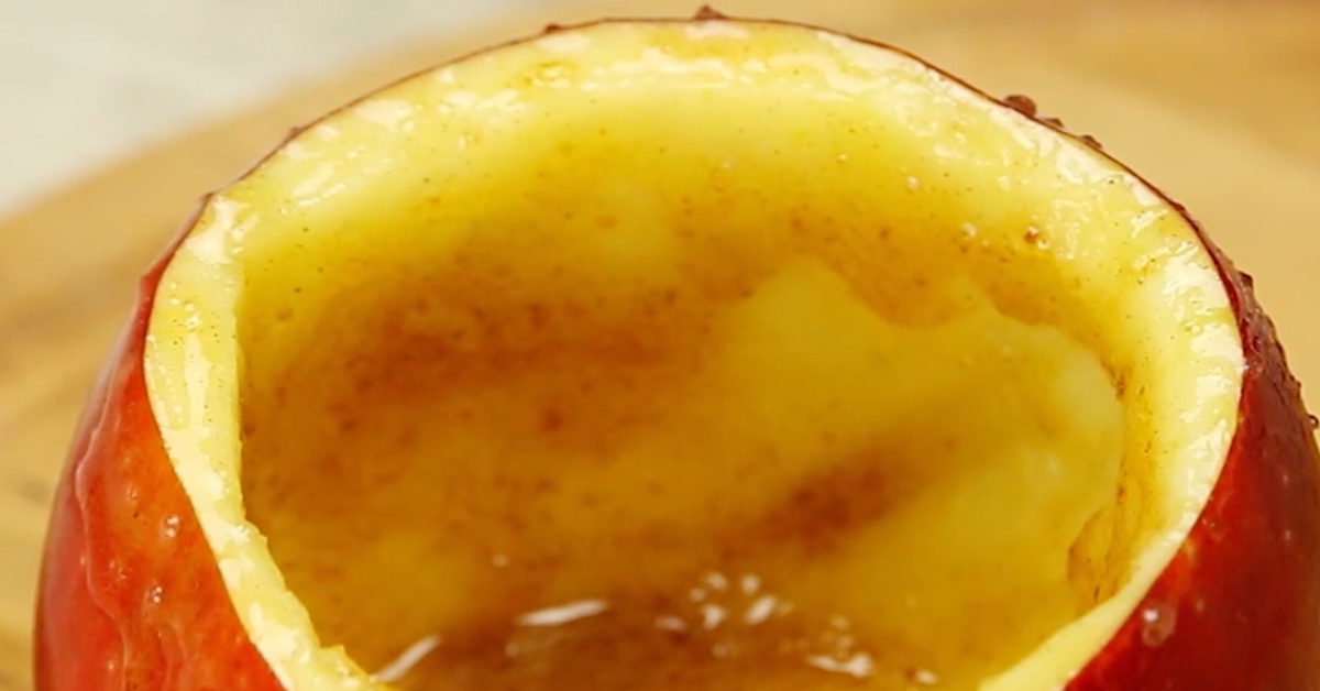 AusgehÃ¶hlter Apfel wird im Innern mit Mischung aus Butter, braunem Zucker und Zimt bestrichen