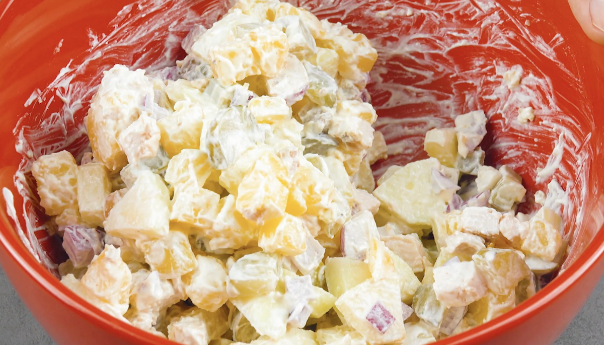 Kartoffelsalat mit Mayonnaise in SchÃ¼ssel