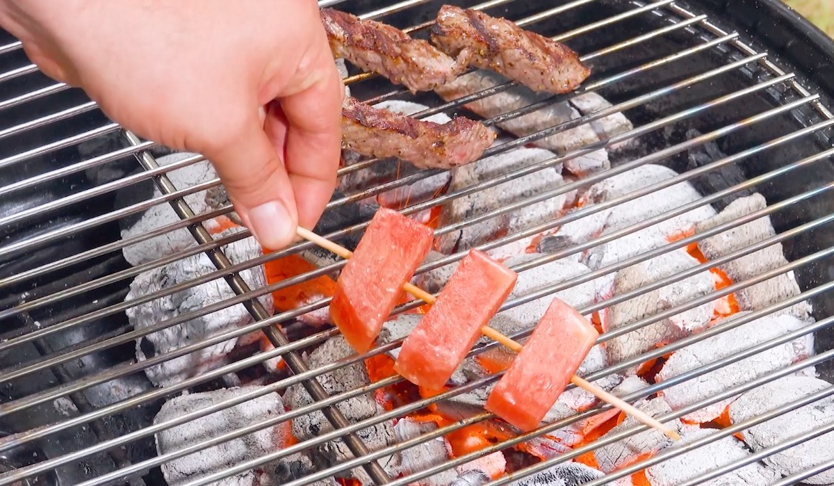 3 MelonenstÃ¼cke auf HolzspieÃŸ und 3 RumpsteakstÃ¼cke auf Grill