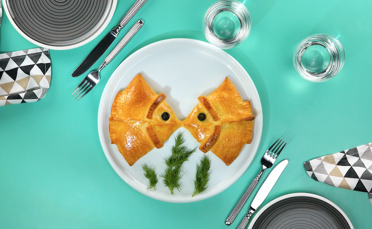 Pizzateig-Taschen mit RÃ¤ucherlachs in Form von kÃ¼ssenden Fischen.