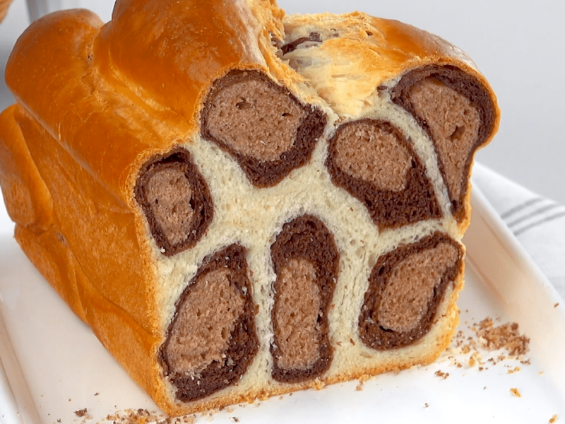 Ein aufgeschnittenes Brot im Leopardenlook auf einem Teller.