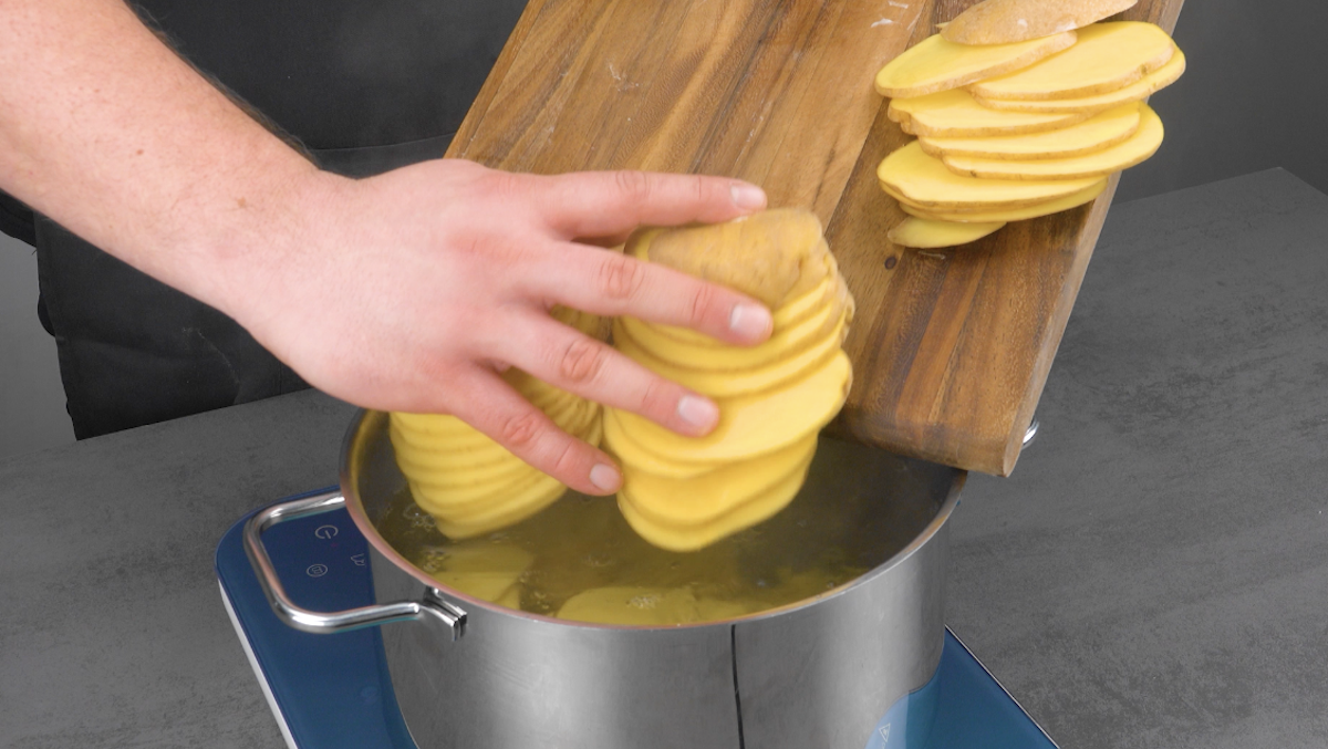 Kartoffelscheiben kurz in Salzwasser ankochen