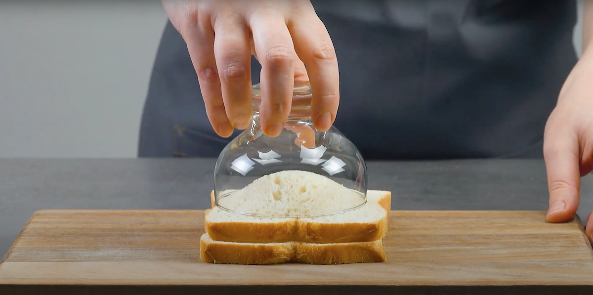 Das Stracciatella-Eis-Sandwich wird mit einem Glas ausgestochen
