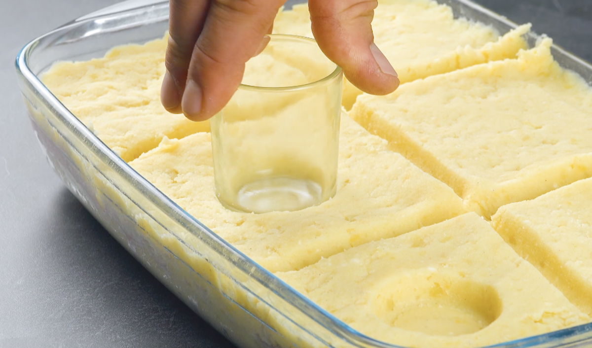 Ein Glas wird in Kartoffelstampf gedrückt