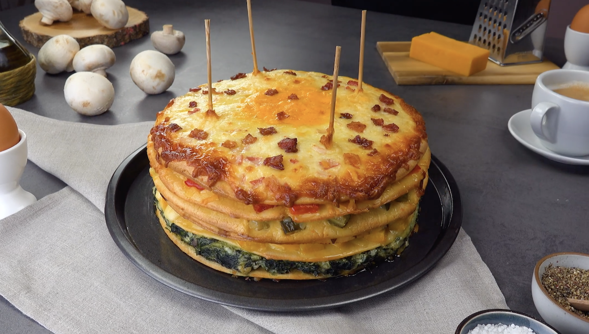 Herzhafter Omelett-Kuchen mit 6 verschiedenen Schichten