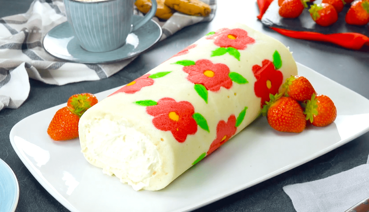 Florale Biskuitrolle mit FrischkÃ¤secreme und Erdbeeren