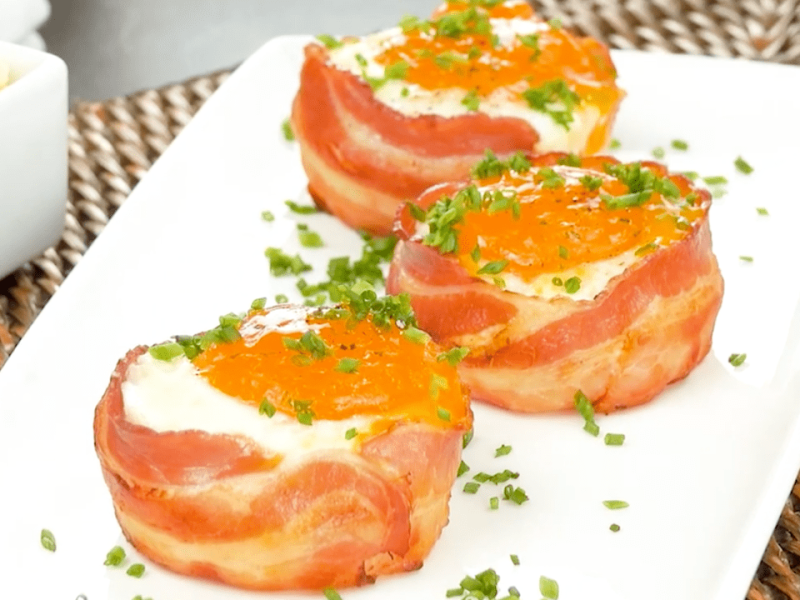 Amerikanisches Frühstück mit Ei und Bacon auf einem weißen Teller