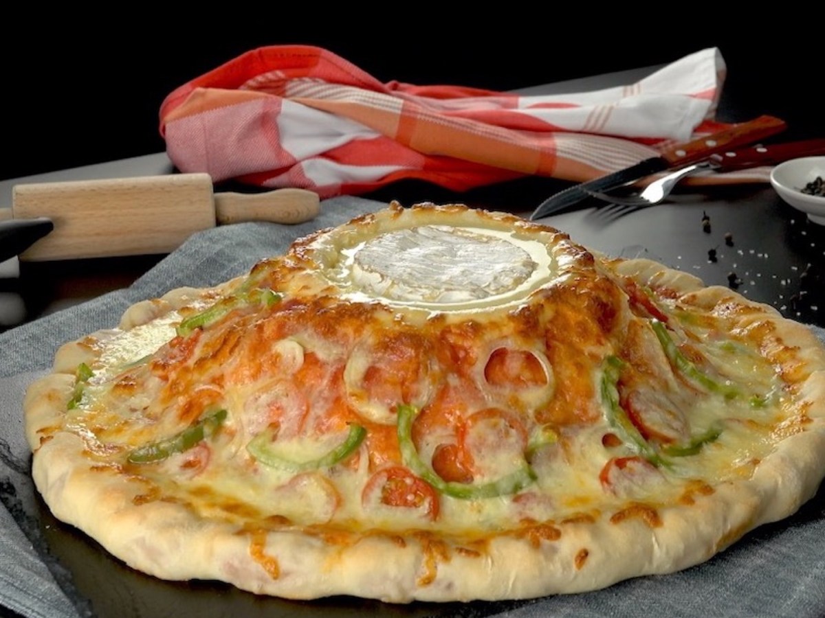 Käse-Vulkan mit Pizzateig und Würstchen