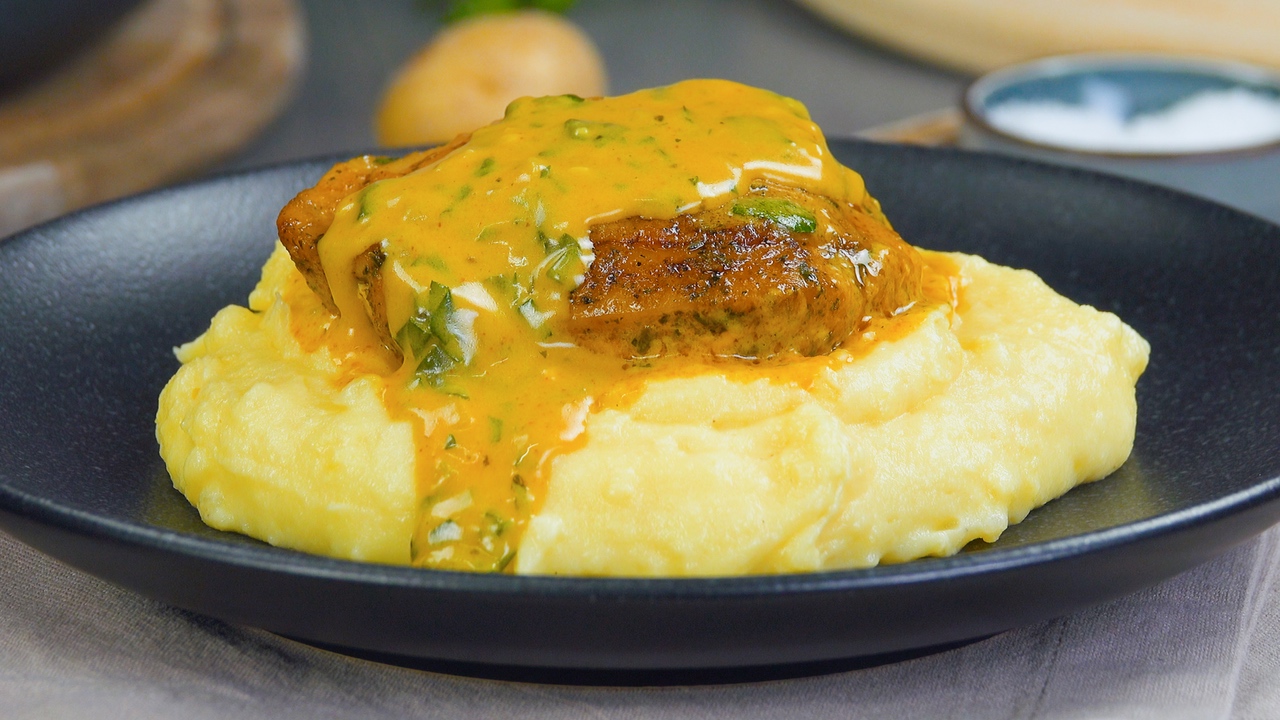 Hähnchenschenkel in cremiger Soße mit Kartoffelpüree - Leckerschmecker
