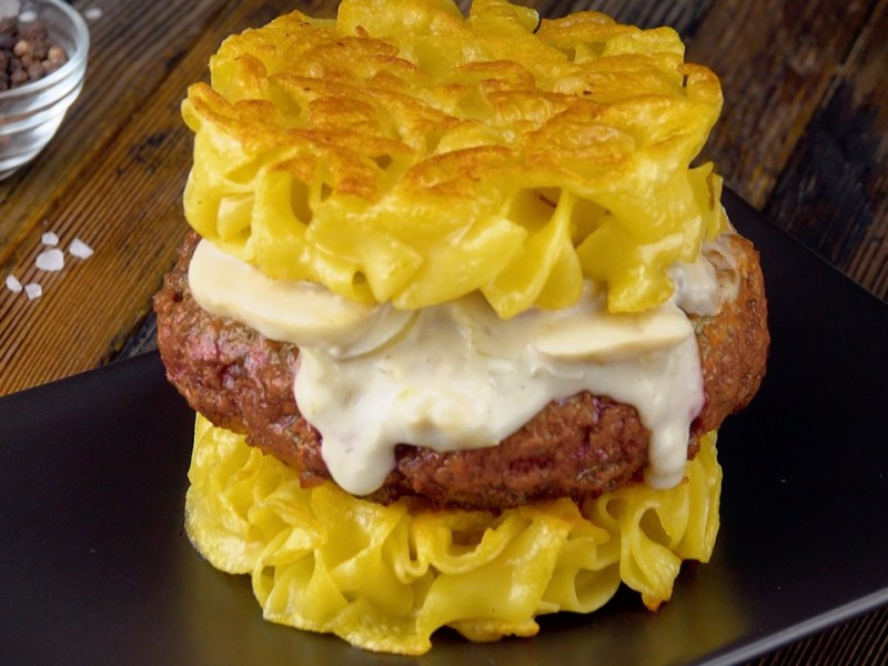 Bœuf Stroganoff Burger auf dunklem Untergrund