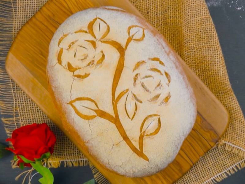 Selbstgebackenes Brot verzieren: Rose