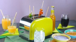 Partyspieße in einem grünen Toaster steckend