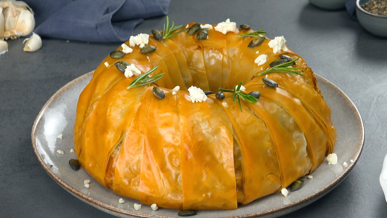 Herzhafter Kuchen mit Filoteig, Gemüse, Rindfleisch und Feta ...