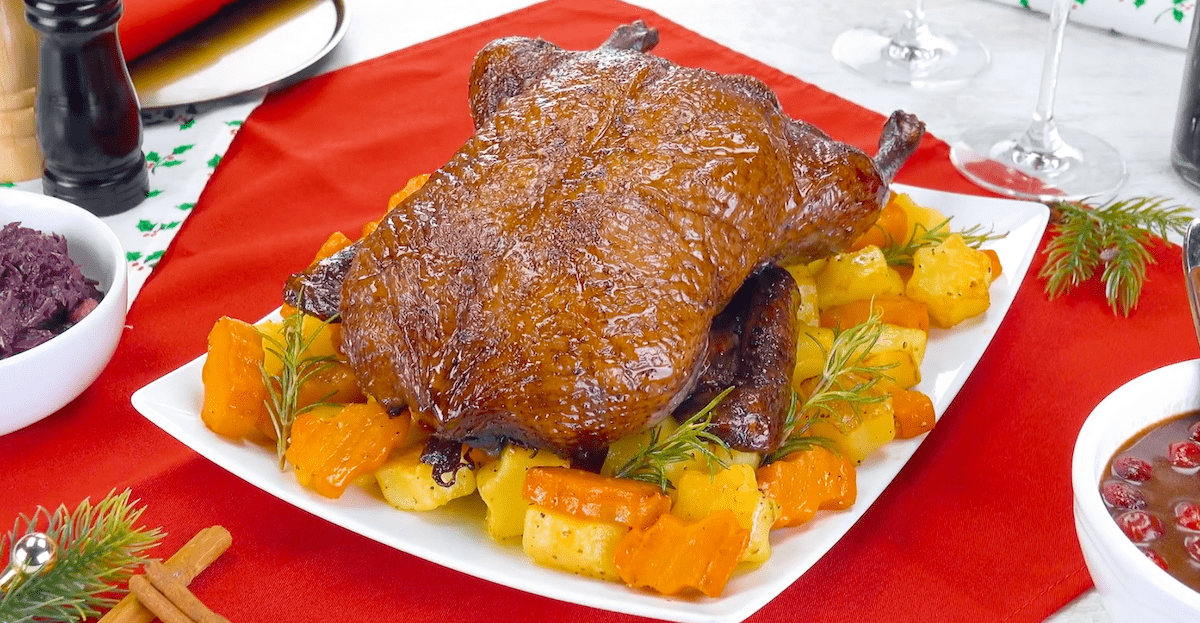 In GlÃ¼hwein marinierte Ente mit GemÃ¼se und Cranberry-Sauce