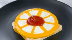 Buntes Eierrad auf Toast mit Ketchup