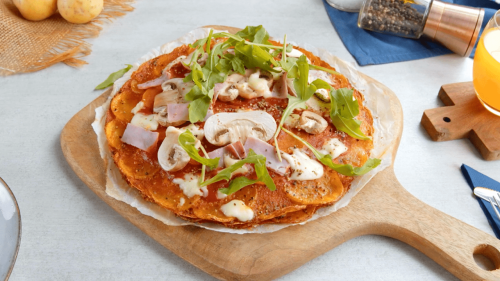 Kartoffelpizza mit Mozzarella, Prosciutto und Pilzen - Leckerschmecker