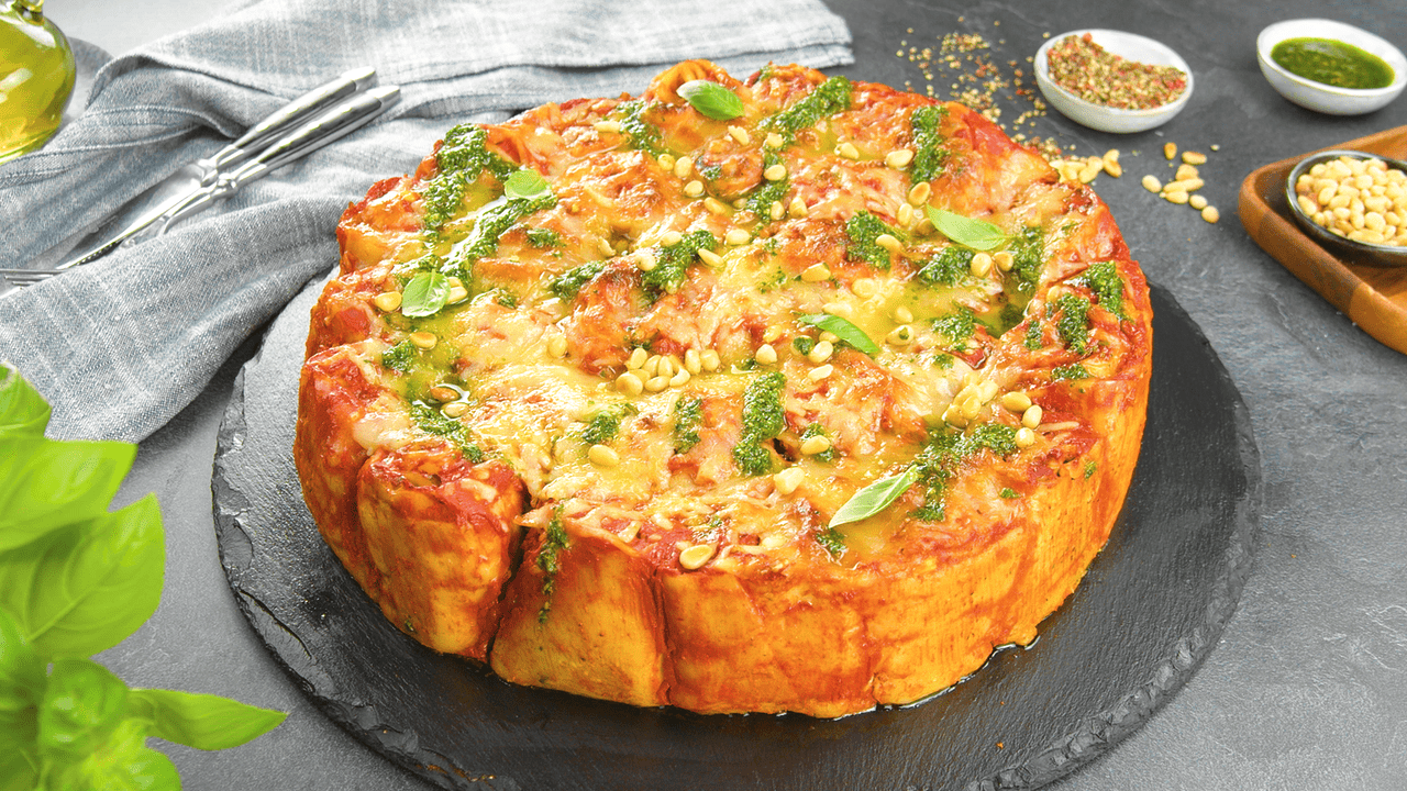 Herzhafter Pizzaröllchen-Kuchen mit dreierlei Belag - Leckerschmecker
