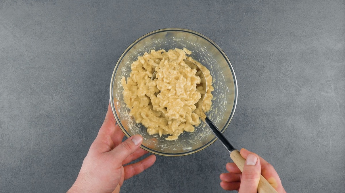 Selbst gemachte SpÃ¤tzle mit KÃ¤se vermengt