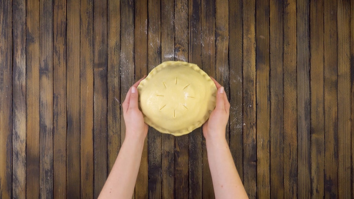 Ungebackener gedeckter Apfelkuchen 