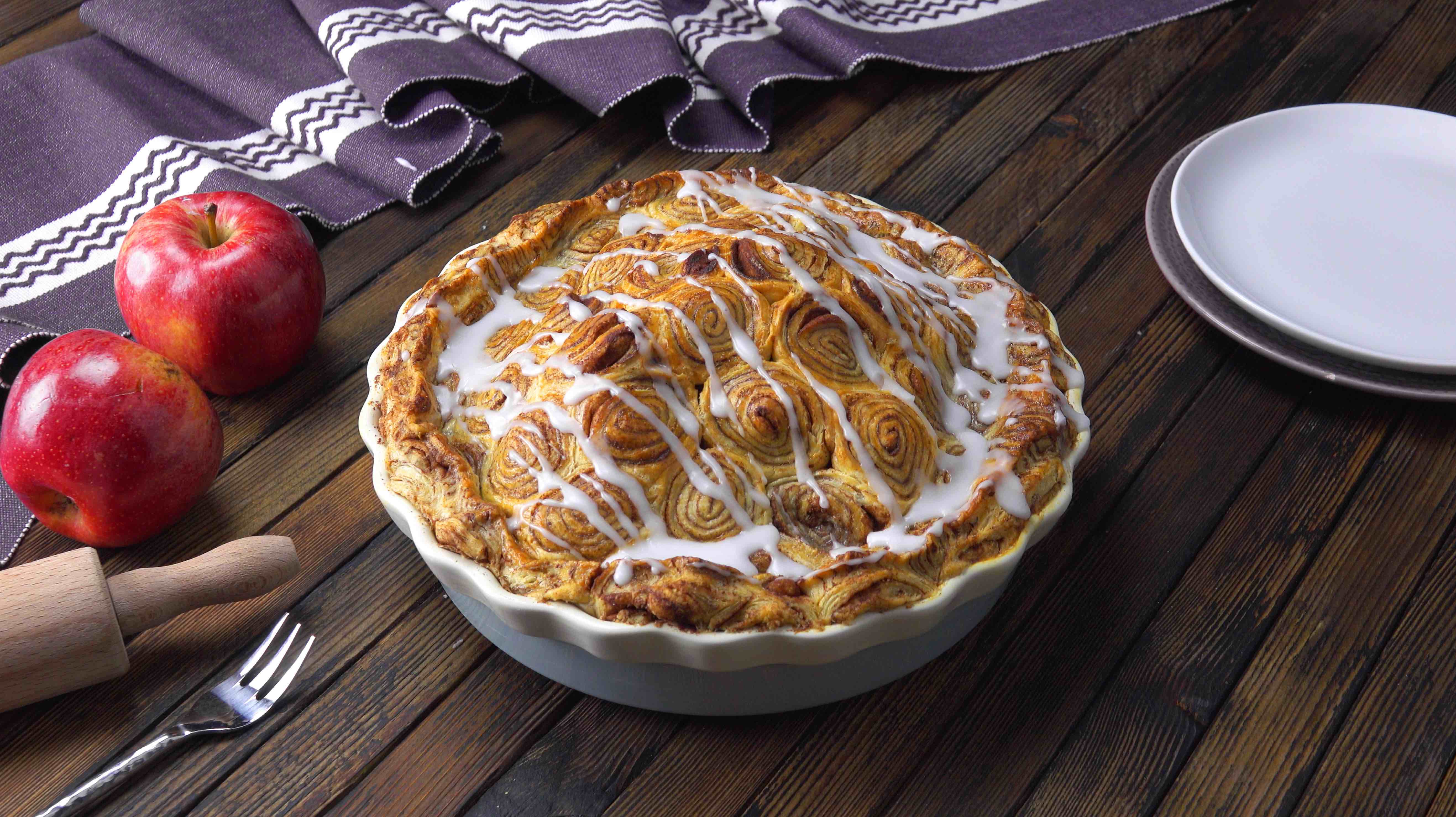 Apfelkuchen aus Blätterteig-Zimtschnecken mit Zuckerguss