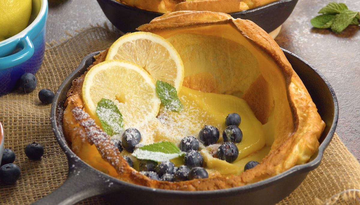 Ofenpfannkuchen mit Lemon Curd, Heidelbeeren, Zitronenscheiben, MinzblÃ¤ttern und Puderzucker