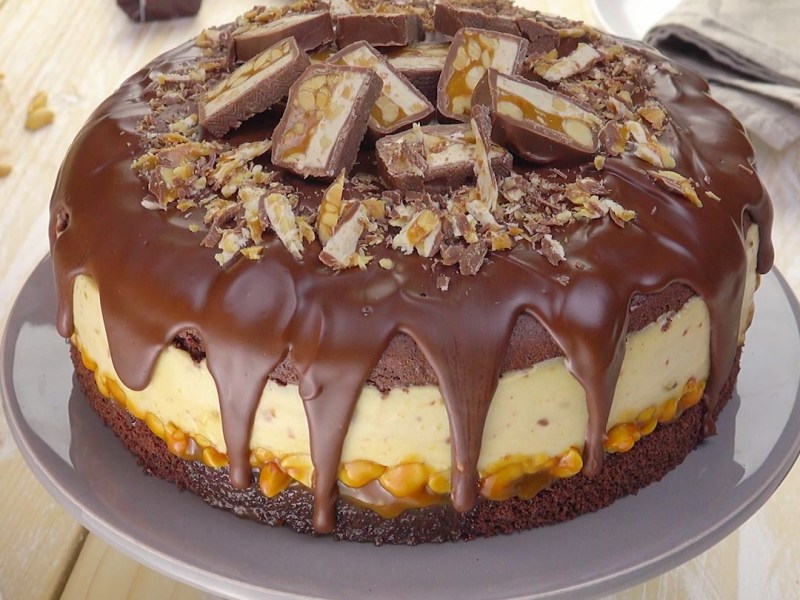 Diese cremig-nussige Snickers-Torte ist das süße Highlight des Jahres
