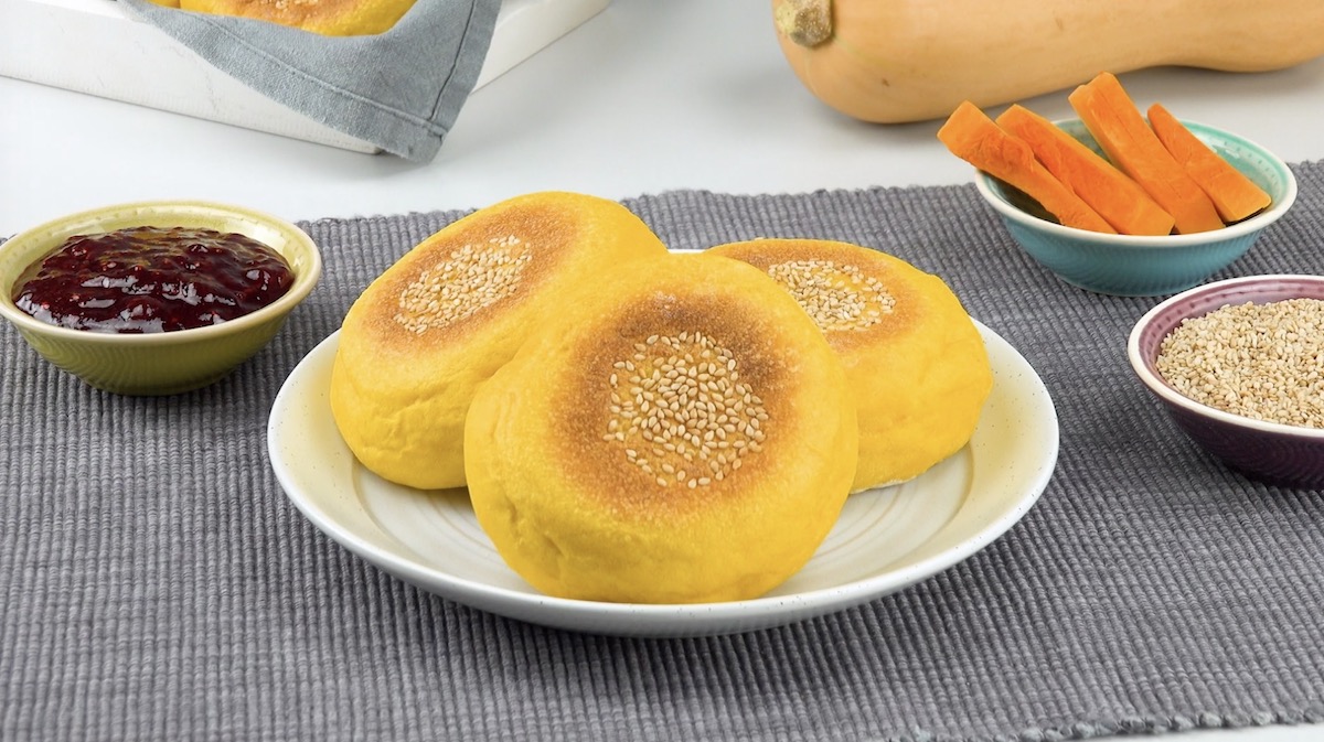 3 fluffige Kürbis-Brötchen mit Sesam