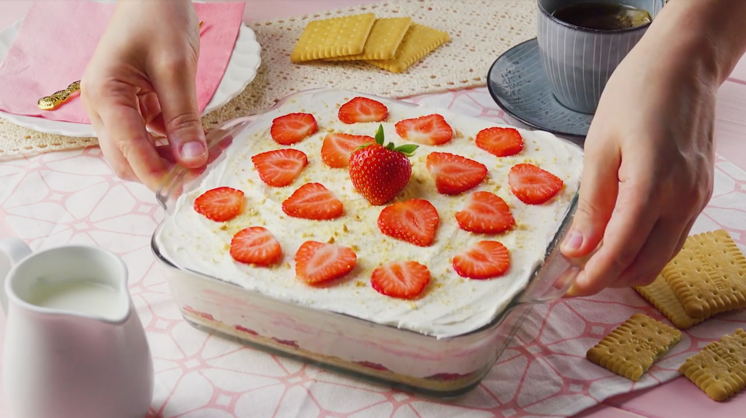 Erdbeer-KÃ¤sekuchen ohne Backen mit. Keksboden und frischen erdbeeren