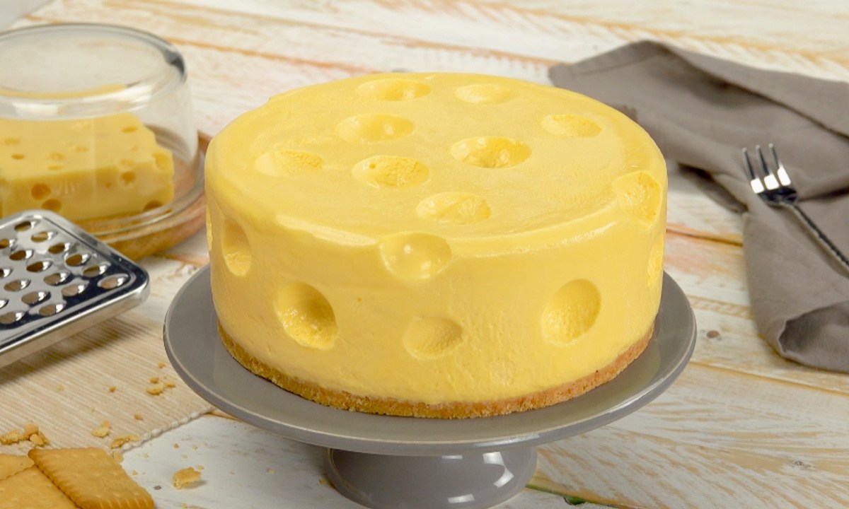 Platte mit Käsekuchen mit Emmentaler