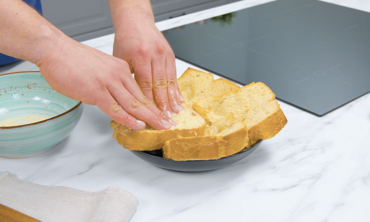 Toastscheiben werden Ã¼berlappend auf tiefen Teller gelegt