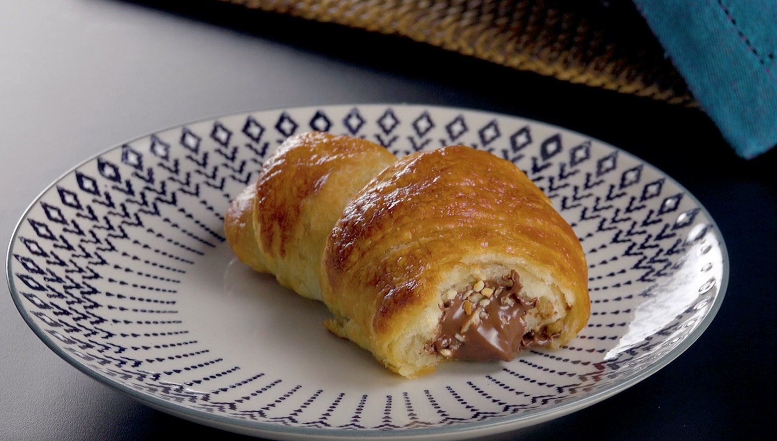 Croissant mit Nuss-Nougat-FÃ¼llung auf Teller