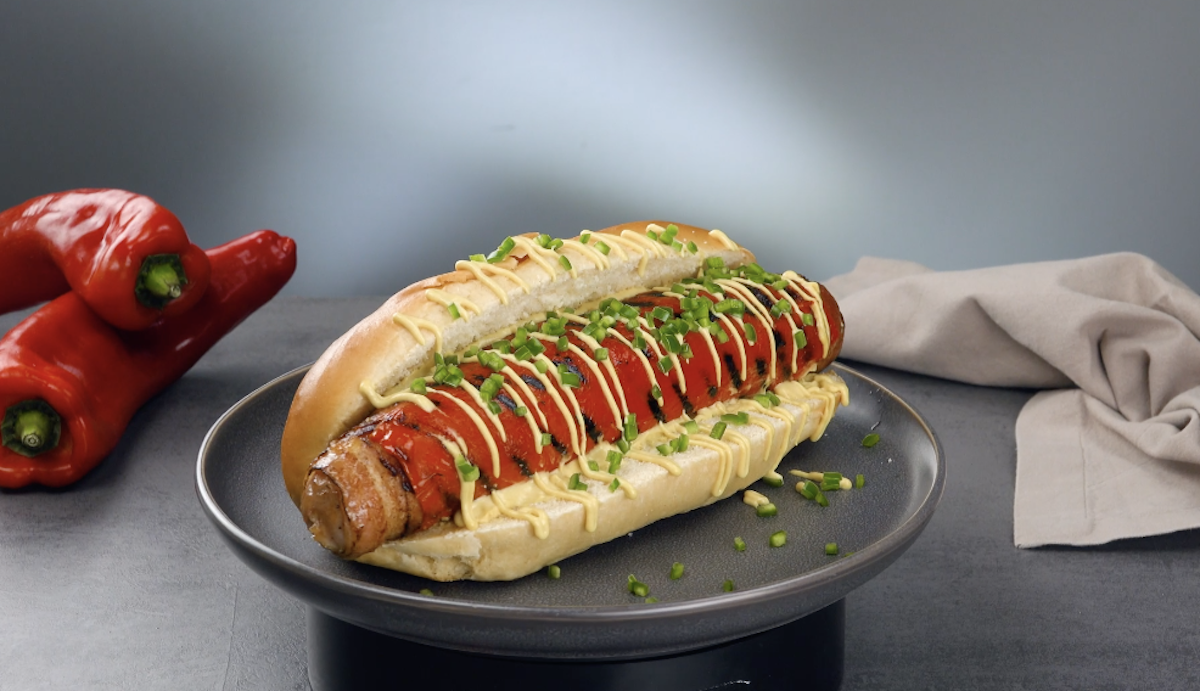 Bratwurst-Hotdog mit Grillpaprika, Senfmayonnaise und JalapeÃ±os