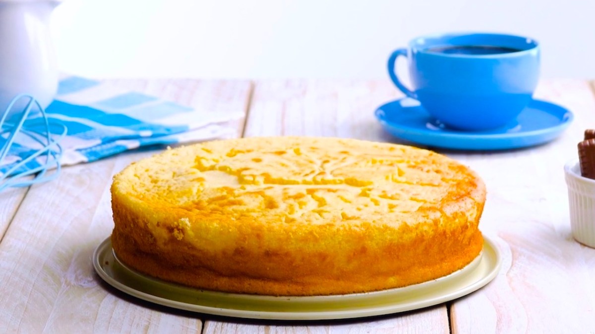 Kuchenplatte mit Käsekuchen mit flüssigem Kern und blauer Tasse