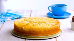 Kuchenplatte mit Käsekuchen mit flüssigem Kern und blauer Tasse