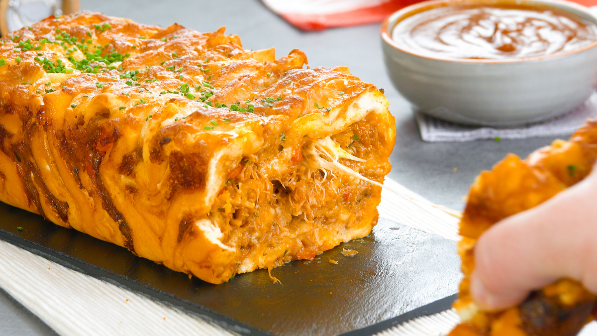 Zupfbrot aus Pizzateig mit Pulled Pork und Käse