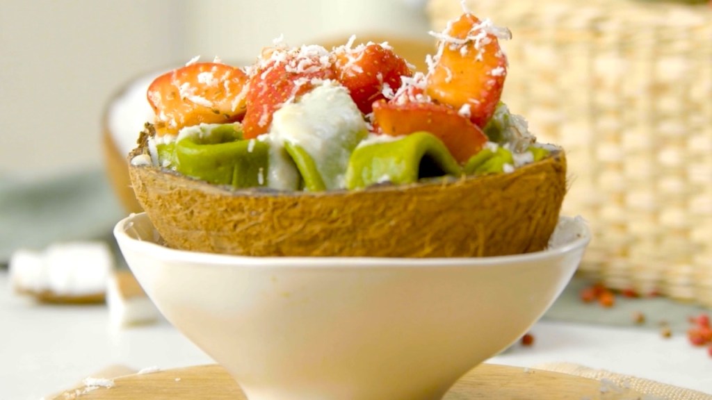 Spinatnudeln mit Kokossoße und Erdbeeren: ein ausgefallenes Gericht