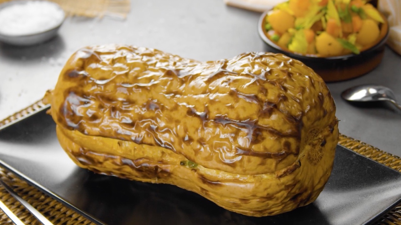 Herzhaft gefüllter Butternusskürbis aus dem Ofen - Leckerschmecker