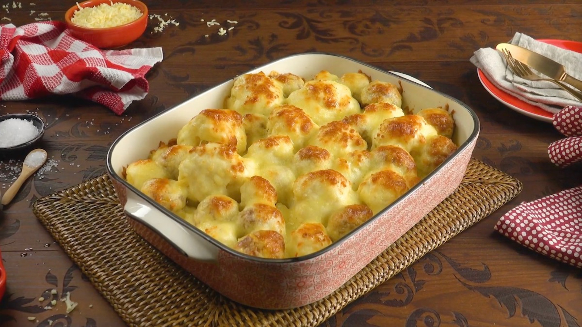 Blumenkohlauflauf mit Käse überbacken in der Auflaufform