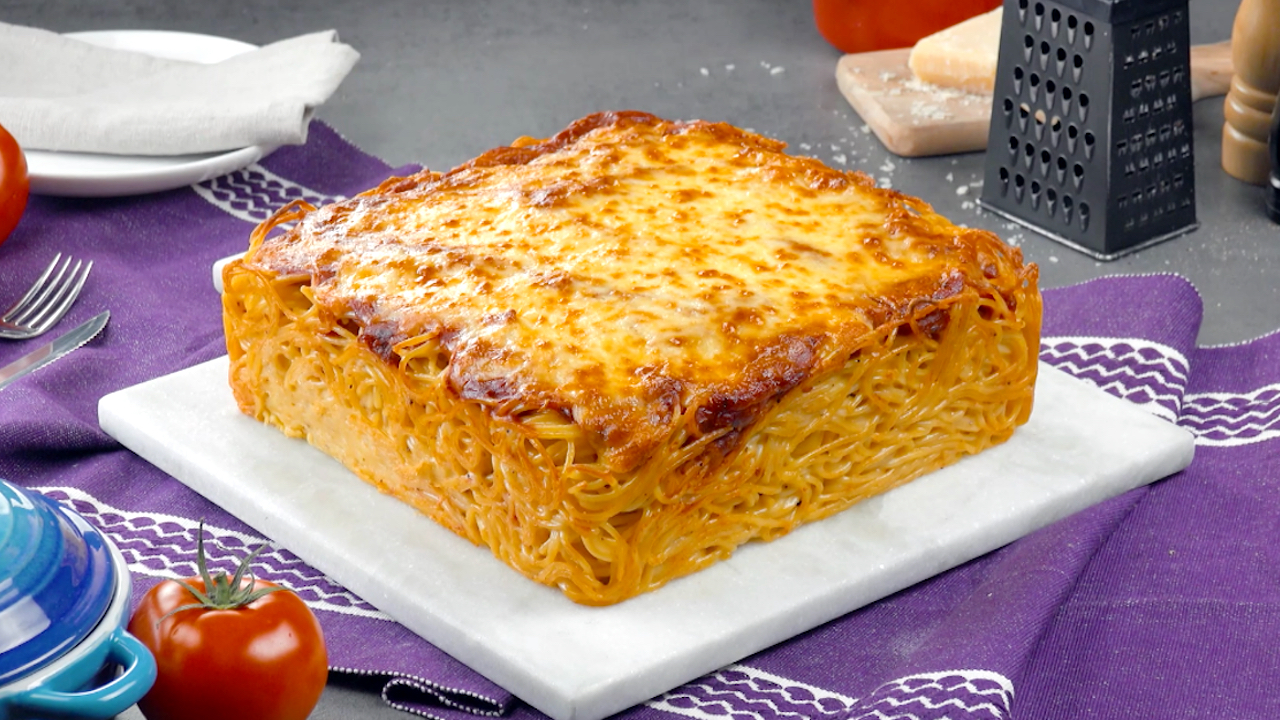 Herzhafter Spaghettikuchen mit Schnitzel und viel Käse - Leckerschmecker