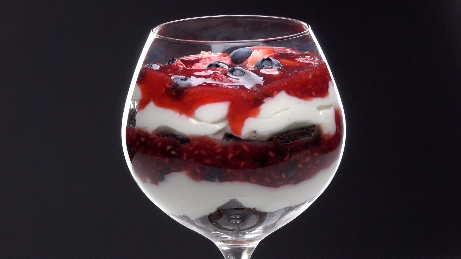 Waldbeer-Schoko-Kuchen im Glas: ein besonderes Dessert - Leckerschmecker