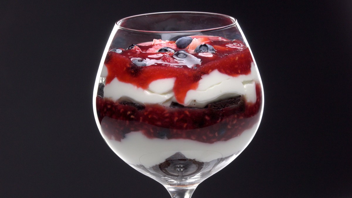Weinglas mit Waldbeer-Schoko-Kuchen im Glas