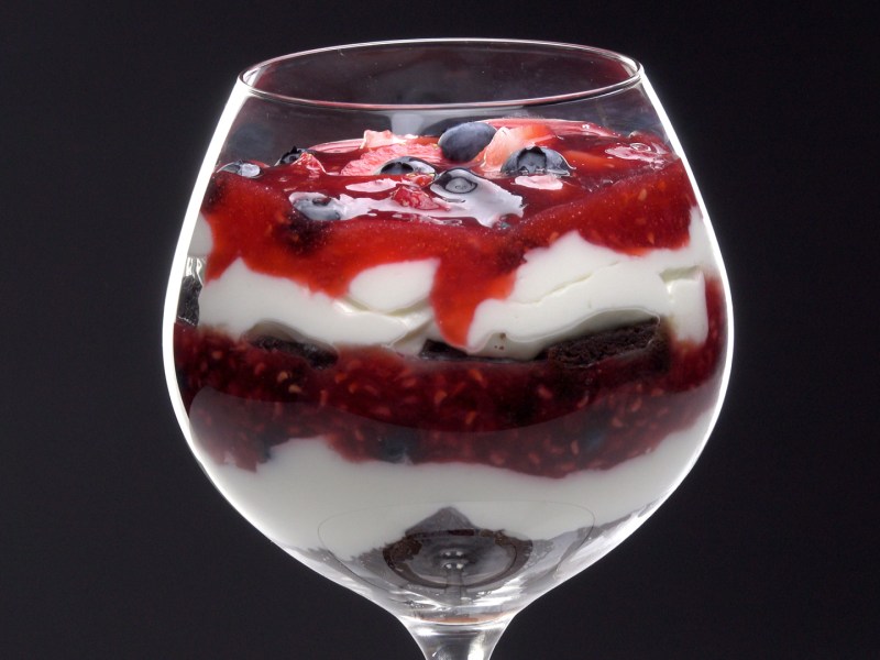 Weinglas mit Waldbeer-Schoko-Kuchen im Glas
