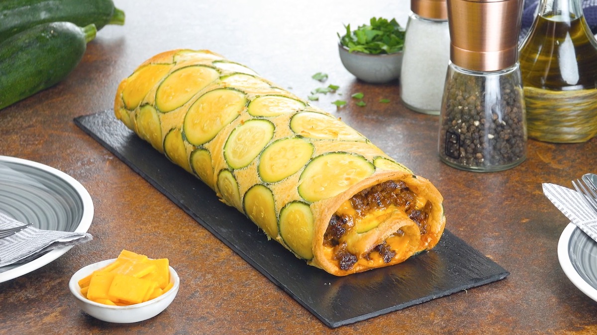 Zucchini-Hackfleisch-Rolle mit Cheddar auf Schieferplatte