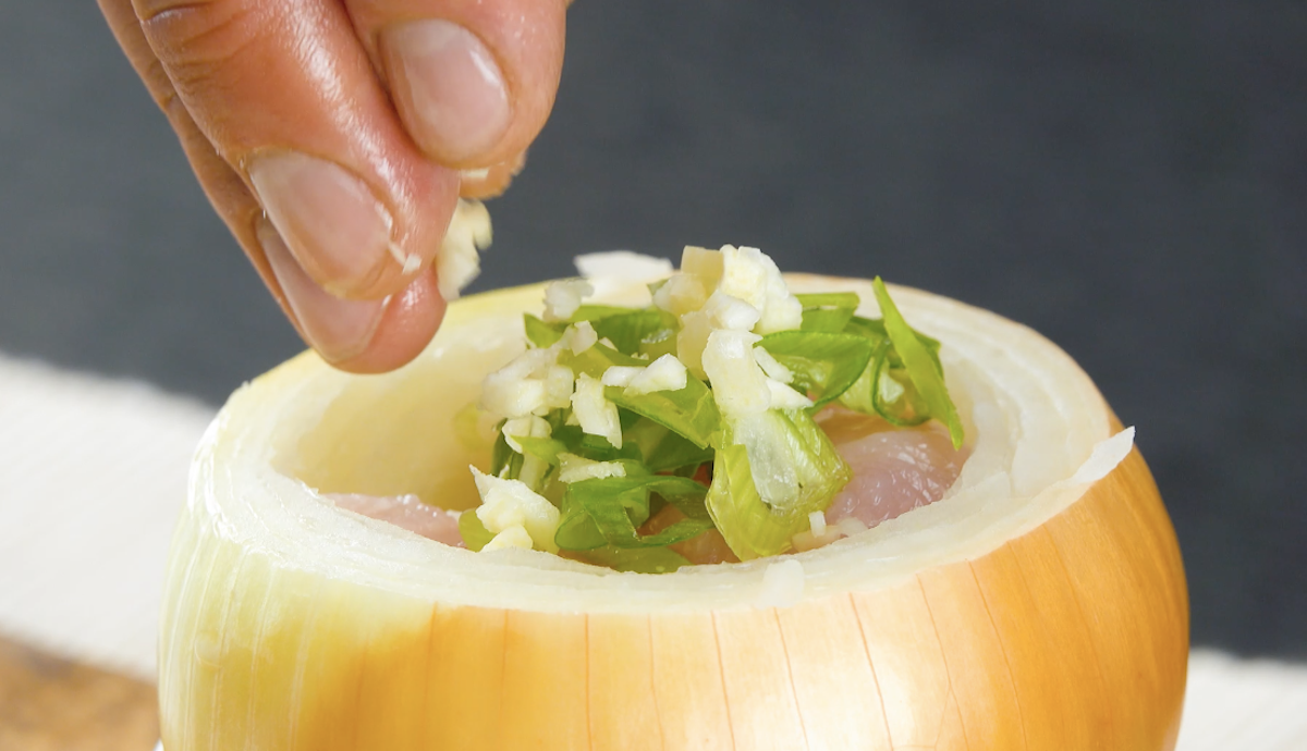 Zwiebel wird mit klein gehackten Lauchzwiebeln gefÃ¼llt